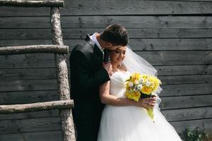 schönes junges Hochzeitspaar im Freien foto