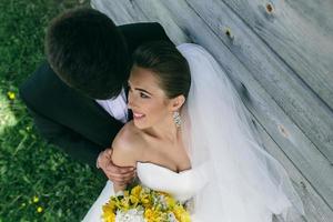 schönes junges Hochzeitspaar im Freien foto