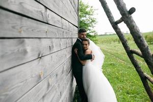 schönes junges Hochzeitspaar im Freien foto