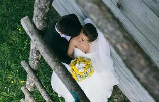 schönes junges Hochzeitspaar im Freien foto