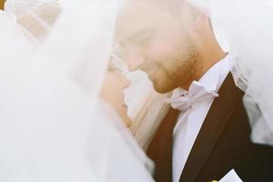 Braut und Bräutigam bei der Hochzeit foto