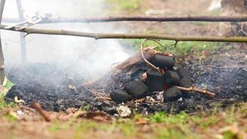 Mann macht ein Feuer im Wald foto