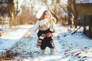 Mutter und Tochter in der verschneiten Landschaft foto