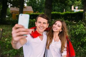 schönes junges paar macht selfie foto