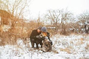 Paar und ein Hund aus der Stadt foto