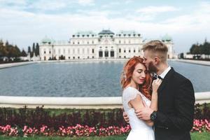 Hochzeitspaar bei einem Spaziergang im Anwesen des Belvedere in Wien foto