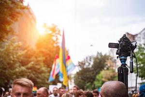 Regenbogenfahnen wehen während der Pride-Parade über der Menge foto