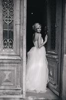 Braut steht vor der alten Tür foto