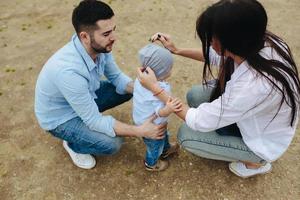 glückliche junge Familie mit einem kleinen Jungen in der Natur foto