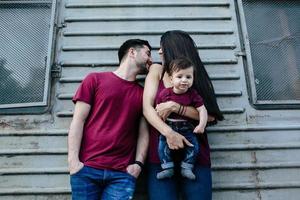 junge Familie mit einem Kind foto