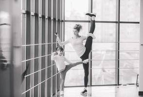 charmante Familie verbringt Zeit im Fitnessstudio foto