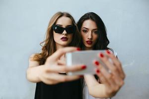 Zwei Freundinnen machen ein Selfie foto