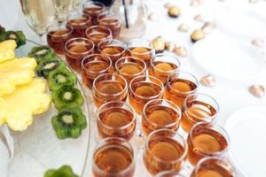 reichhaltiges Buffet, Whiskey, Bourbon, Sekt, Wein und Obst. foto