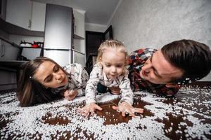 glückliche familie, die zusammen auf dem boden spielt foto