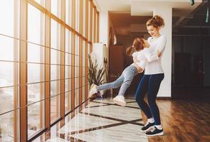 Mutter und Tochter haben Spaß im Fitnessstudio foto