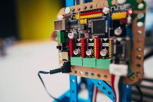elektronische platine mit prozessor und drähten foto
