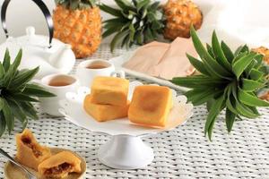 ananaskuchengebäck, taiwanesisches berühmtes süßes köstliches nachspeiseessen mit tee und frischer ananas foto