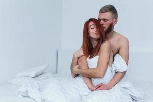 junges paar zusammen im bett foto