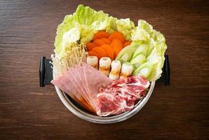 Sukiyaki oder Shabu Hot Pot schwarze Suppe mit rohem Fleisch und Gemüse foto
