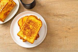 French Toast auf weißem Teller foto