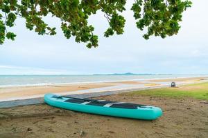 Paddelbrett am Strand mit Meereshintergrund foto