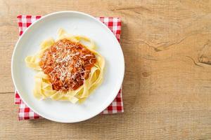 Schweinefleisch-Bolognese-Fettuccine-Nudeln mit Parmesankäse foto