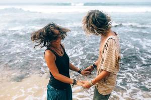 Kerl und Mädchen haben Spaß am Strand foto