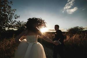 Schönes Paar verbringt Zeit auf dem Feld foto