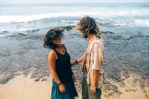 Kerl und Mädchen haben Spaß am Strand foto