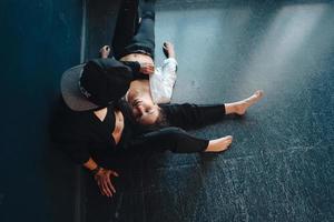 Schöne Mädchen sitzen an der Wand und posieren foto