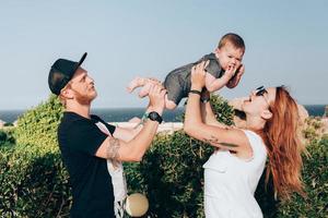 junge Familie im Urlaub foto