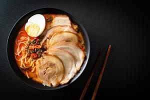 Ramen-Nudeln pikante Tomyum-Suppe mit Schweinebraten foto