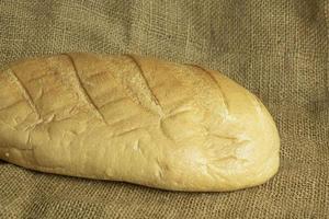 frisches handgemachtes Brot auf Sackleinenhintergrund foto