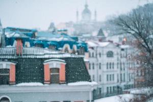 reichlicher Schneefall über der Stadt mit den Dächern foto