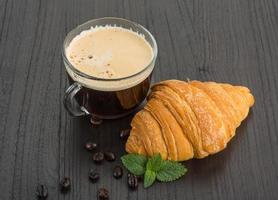 Kaffee mit Croissant foto