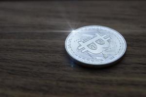Bitcoin-Kryptowährungsmünze auf einer Holzoberfläche foto