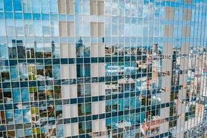 straßenreflexion auf glasstahlgebäudefassade foto