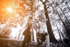 Mutter mit Tochter im Herbstpark foto