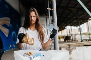 junge frau, die müll sortiert. Konzept des Recyclings. kein Verlust foto