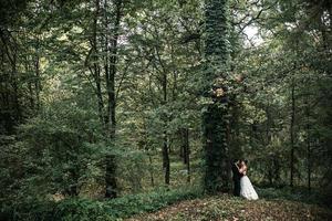 schöne hochzeitspaar posiert foto