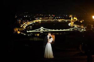 schöne braut und bräutigam auf dem hintergrund von budapest foto