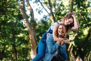 Schöne Frauen, die sich im Park amüsieren. freunde und sommerkonzept. foto