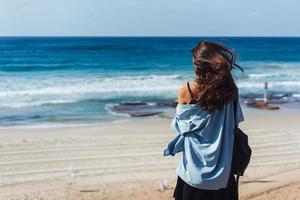 junges schönes Mädchen sieht weit aufs Meer foto