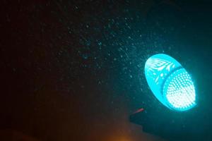 Ampel in einer verschneiten Nacht foto