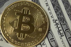 Kryptowährung Bitcoin-Münze im Hintergrund mit Dollar. foto