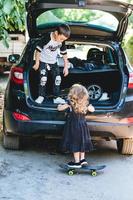 Junge und Mädchen spielen im Auto foto