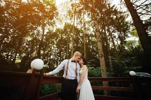 braut und bräutigam posieren auf der veranda foto