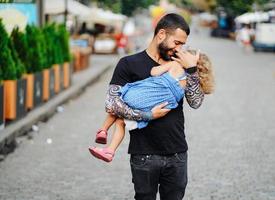 süßes kleines Mädchen schläft im Arm ihres Vaters foto