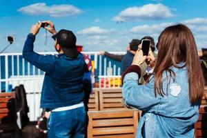 Mann und Frau fotografieren Vögel foto