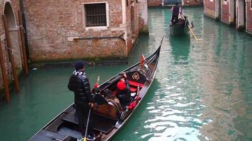 venezianischer Kanal mit alten Häusern und Booten foto